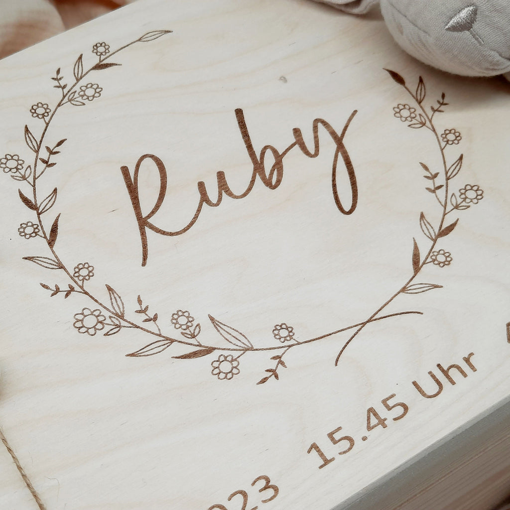 Personalisierte Erinnerungsbox Blumenkranz
