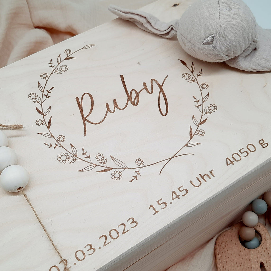 Personalisierte Erinnerungsbox Blumenkranz
