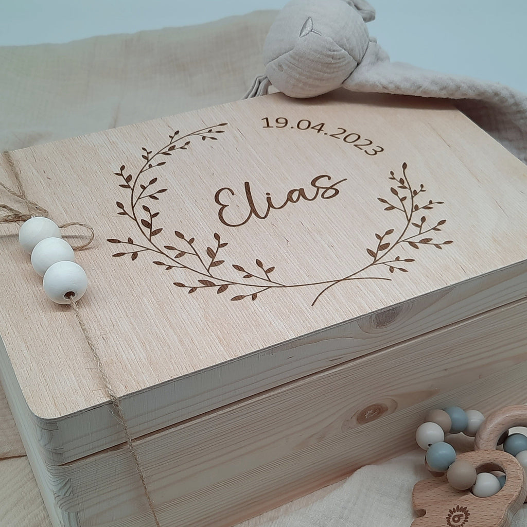 Personalisierte Erinnerungsbox Blätterkranz und Geburtsdatum
