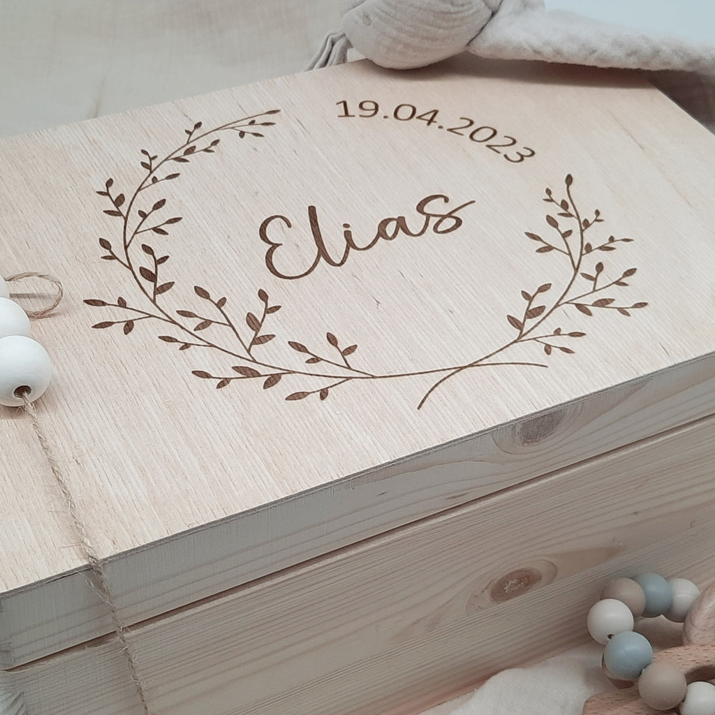 Personalisierte Erinnerungsbox Blätterkranz und Geburtsdatum