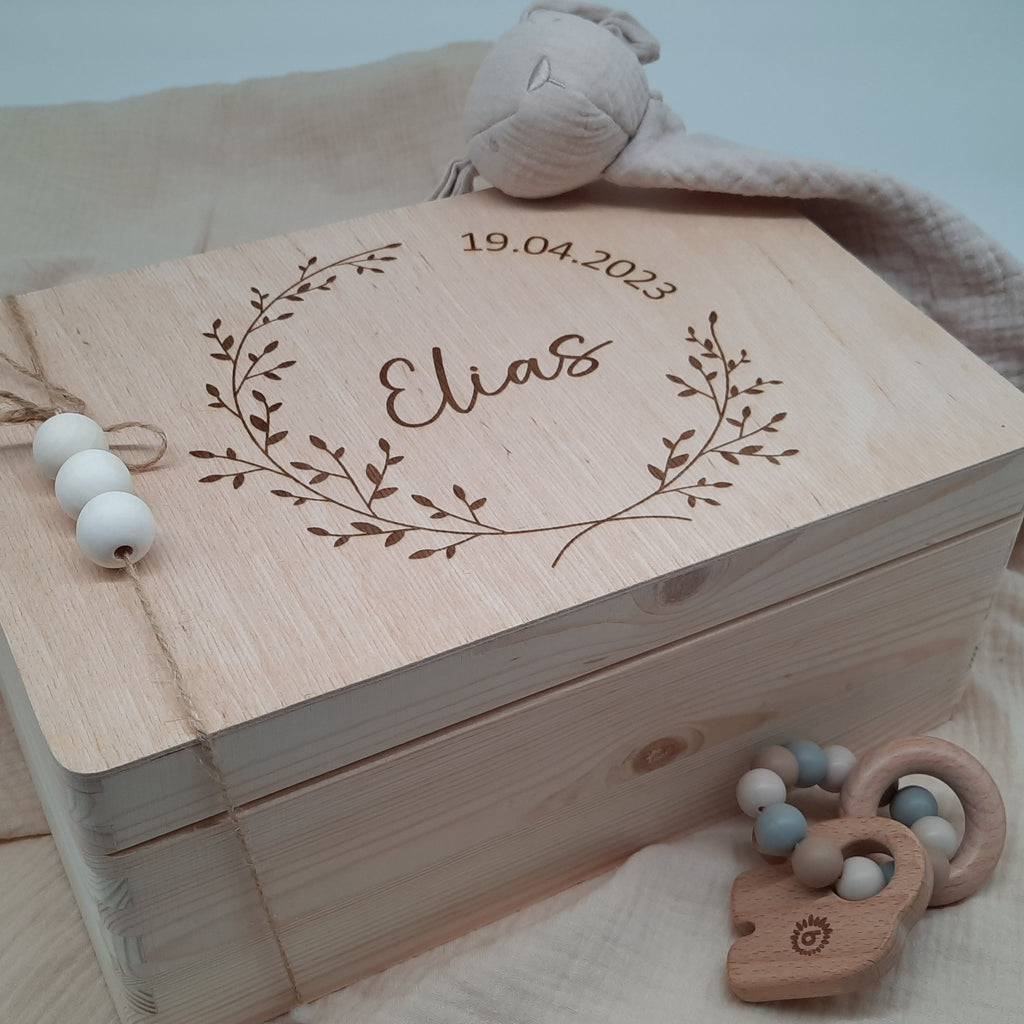 Personalisierte Erinnerungsbox Blätterkranz und Geburtsdatum
