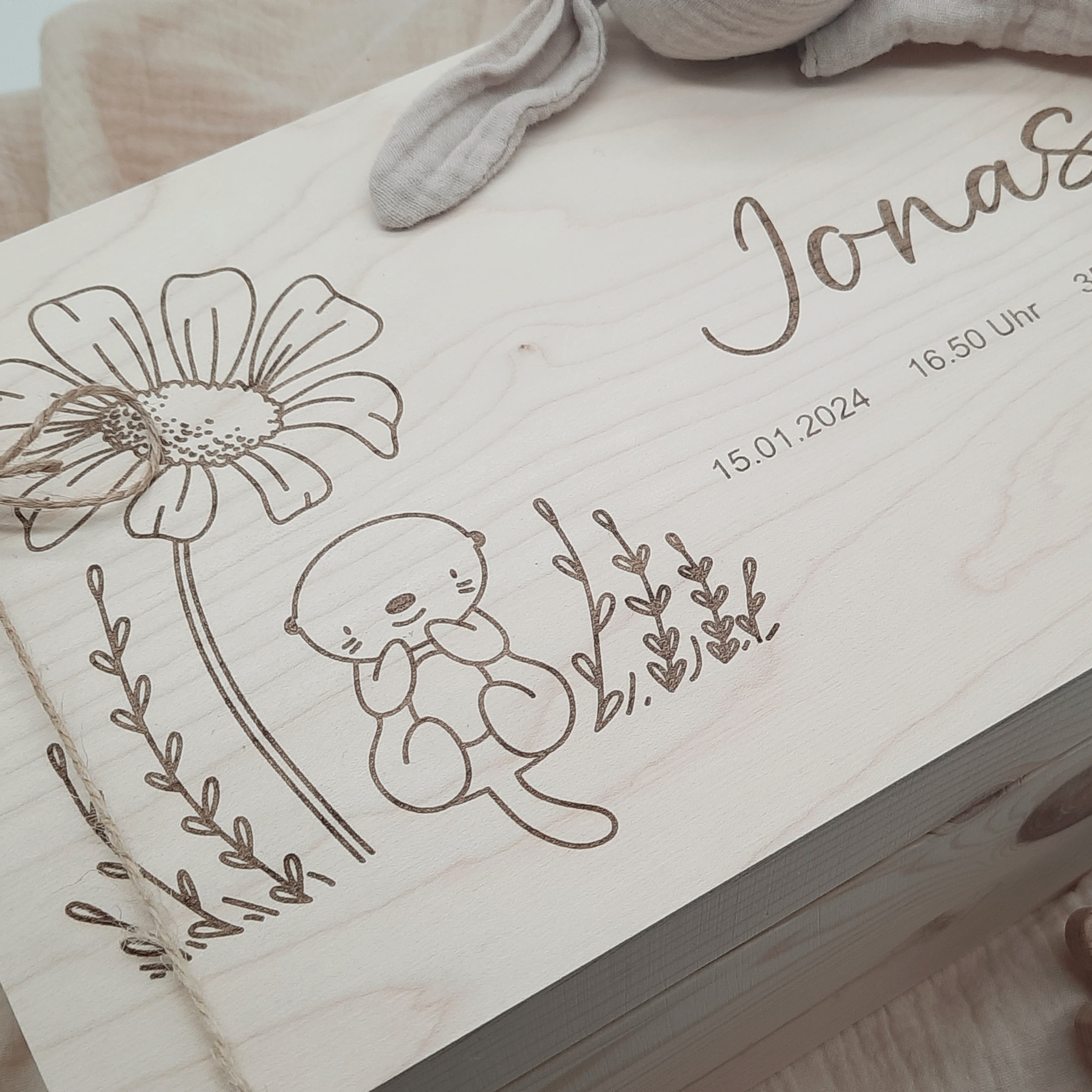 Personalisierte Erinnerungsbox kleiner Otter mit Blume
