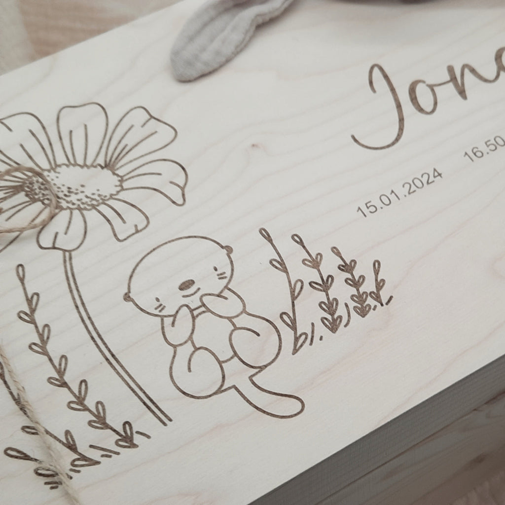 Personalisierte Erinnerungsbox kleiner Otter mit Blume