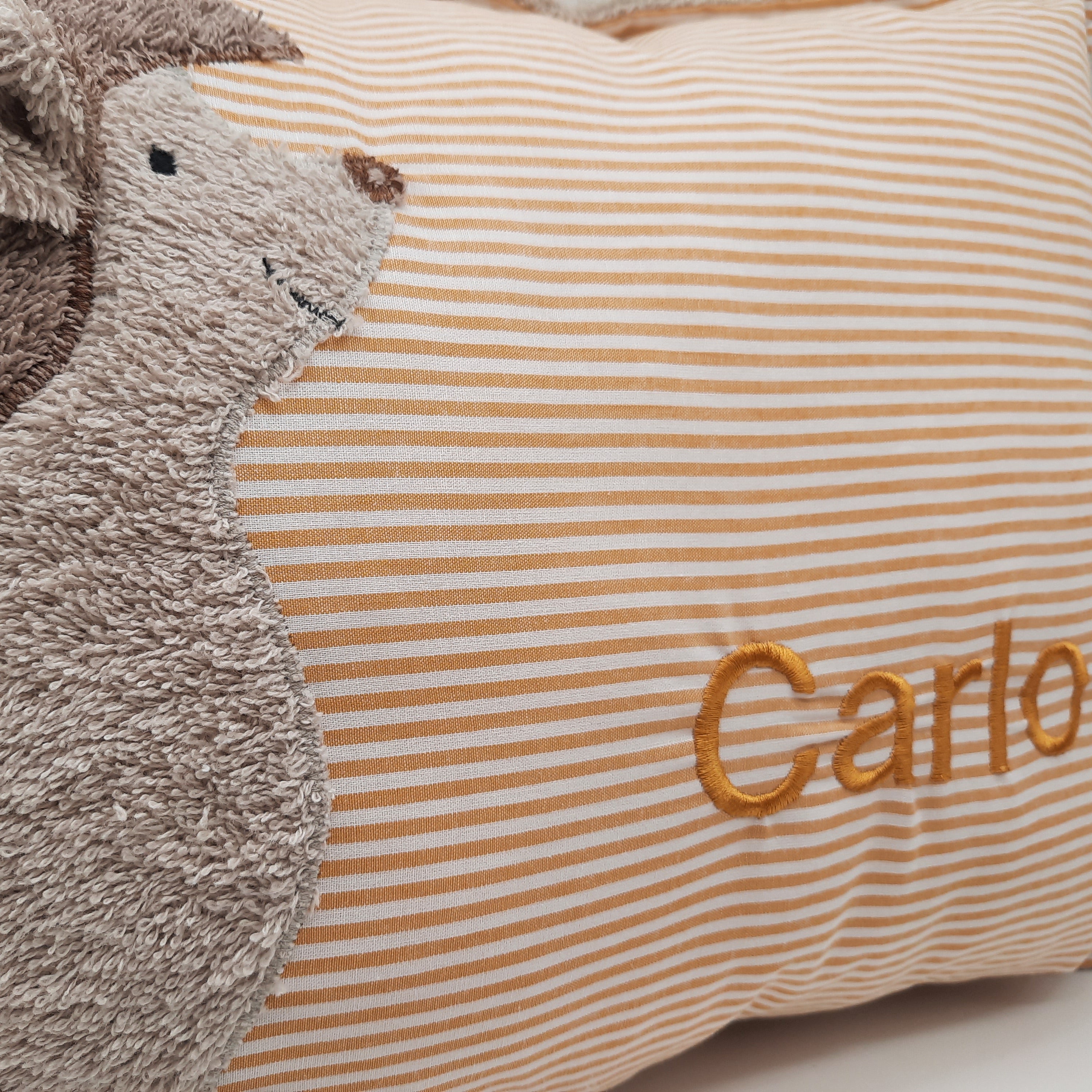 Kuschelkissen mit Namen senfgelb gestreift Igel