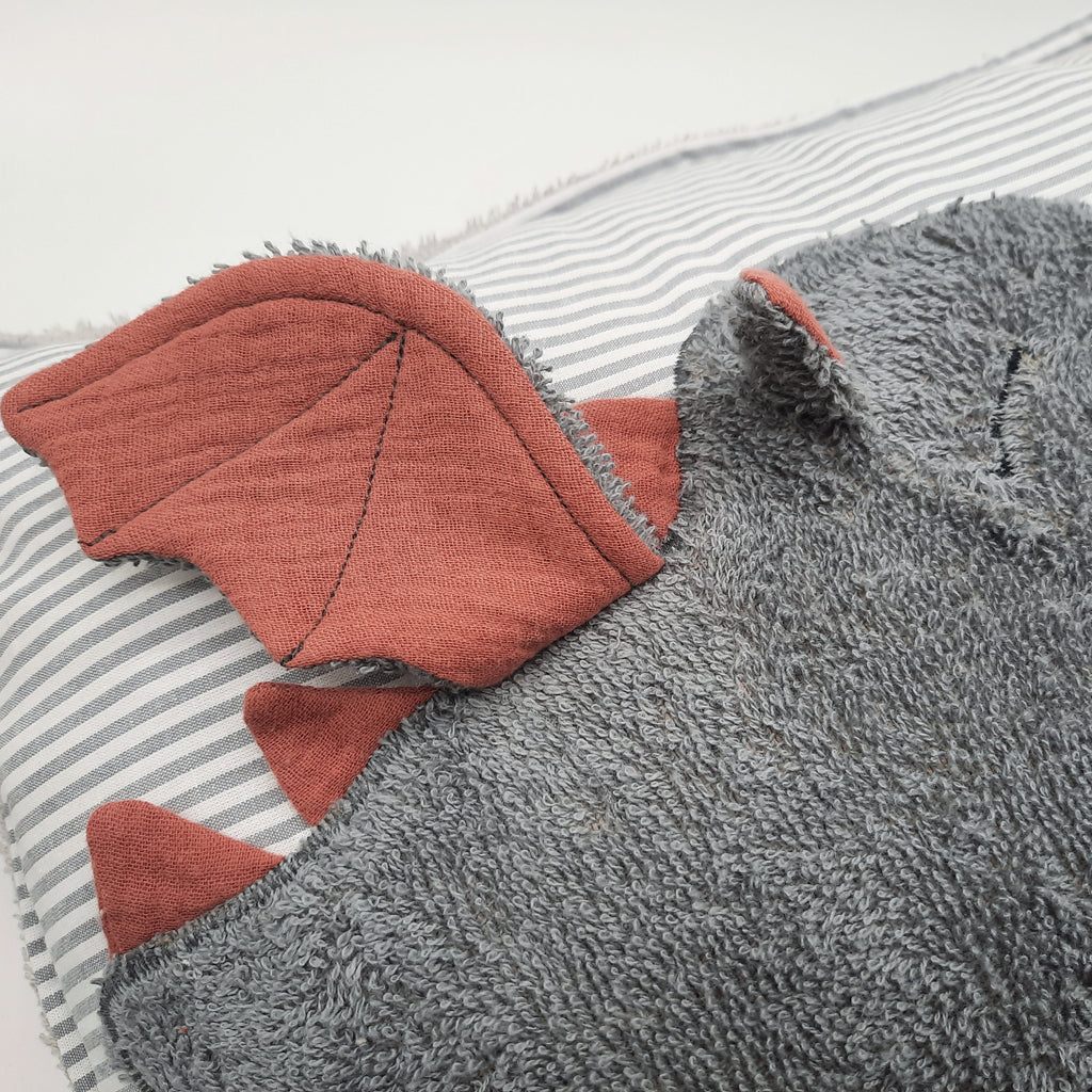 Kuschelkissen mit Namen hellgrau gestreift Drache