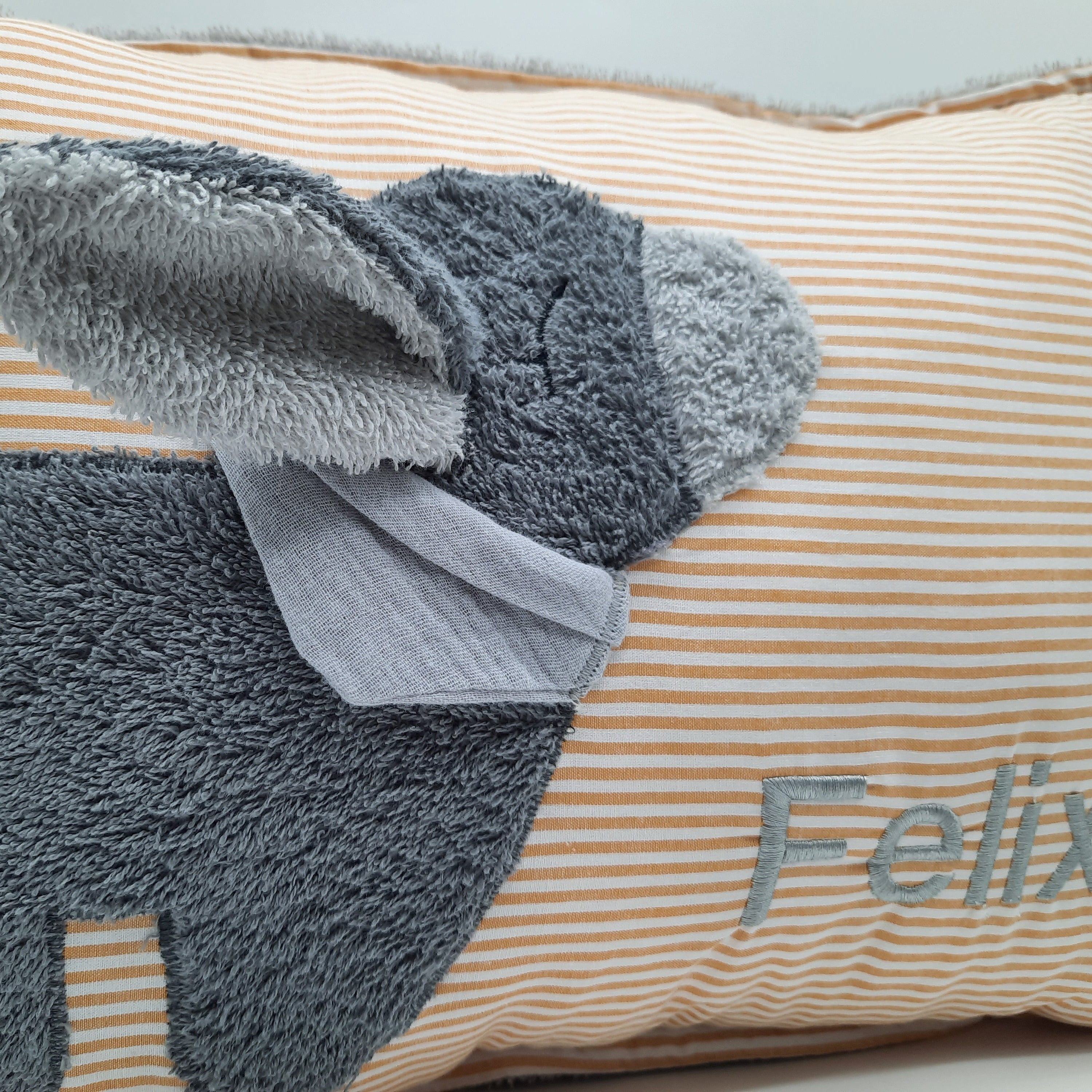 Kuschelkissen mit Namen senfgelb gestreift Eselchen