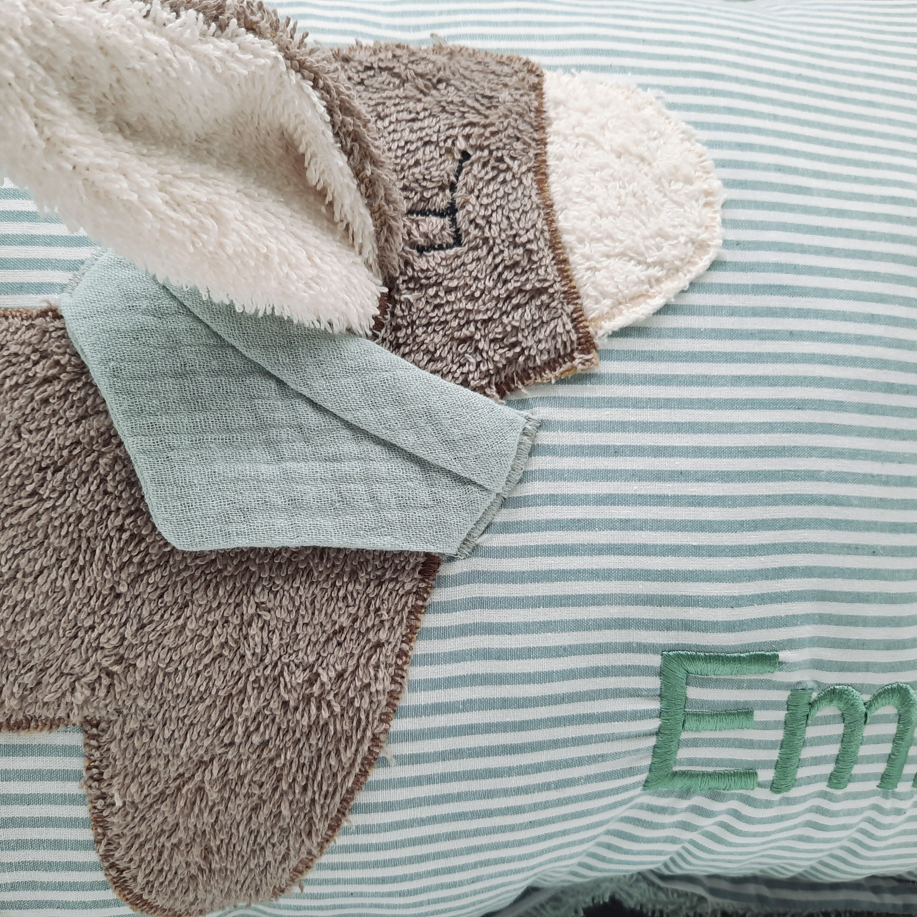 Kuschelkissen mit Namen altgrün gestreift Eselchen