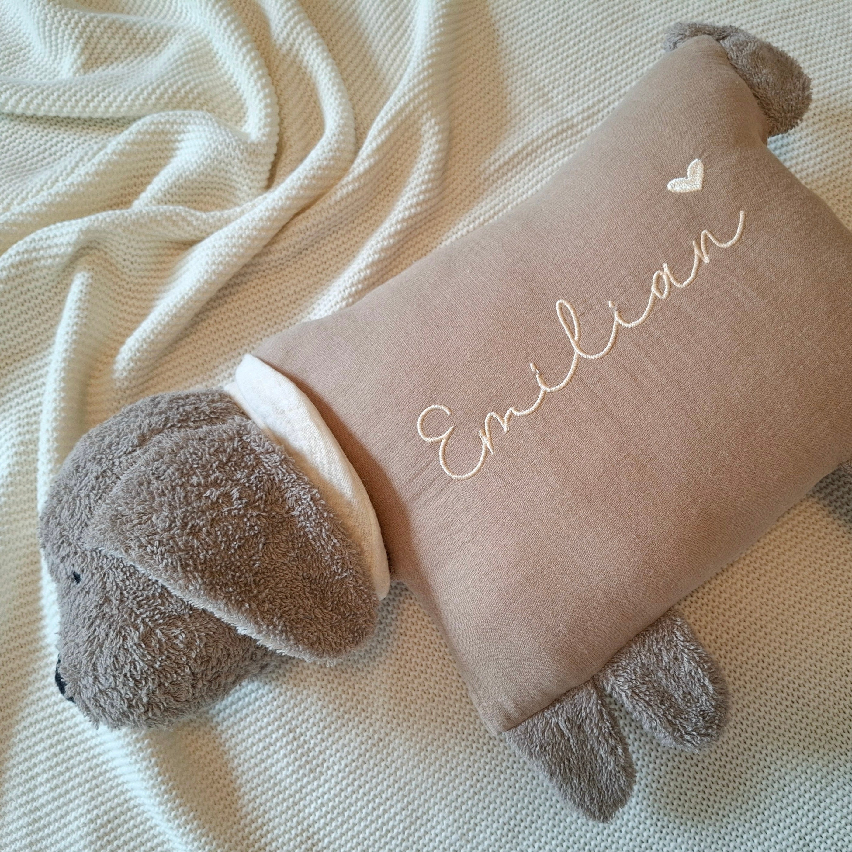 Kuschelkissen Kleiner Hund mit Halstuch in taupe dunkel mit Musselin in Wunschfarbe