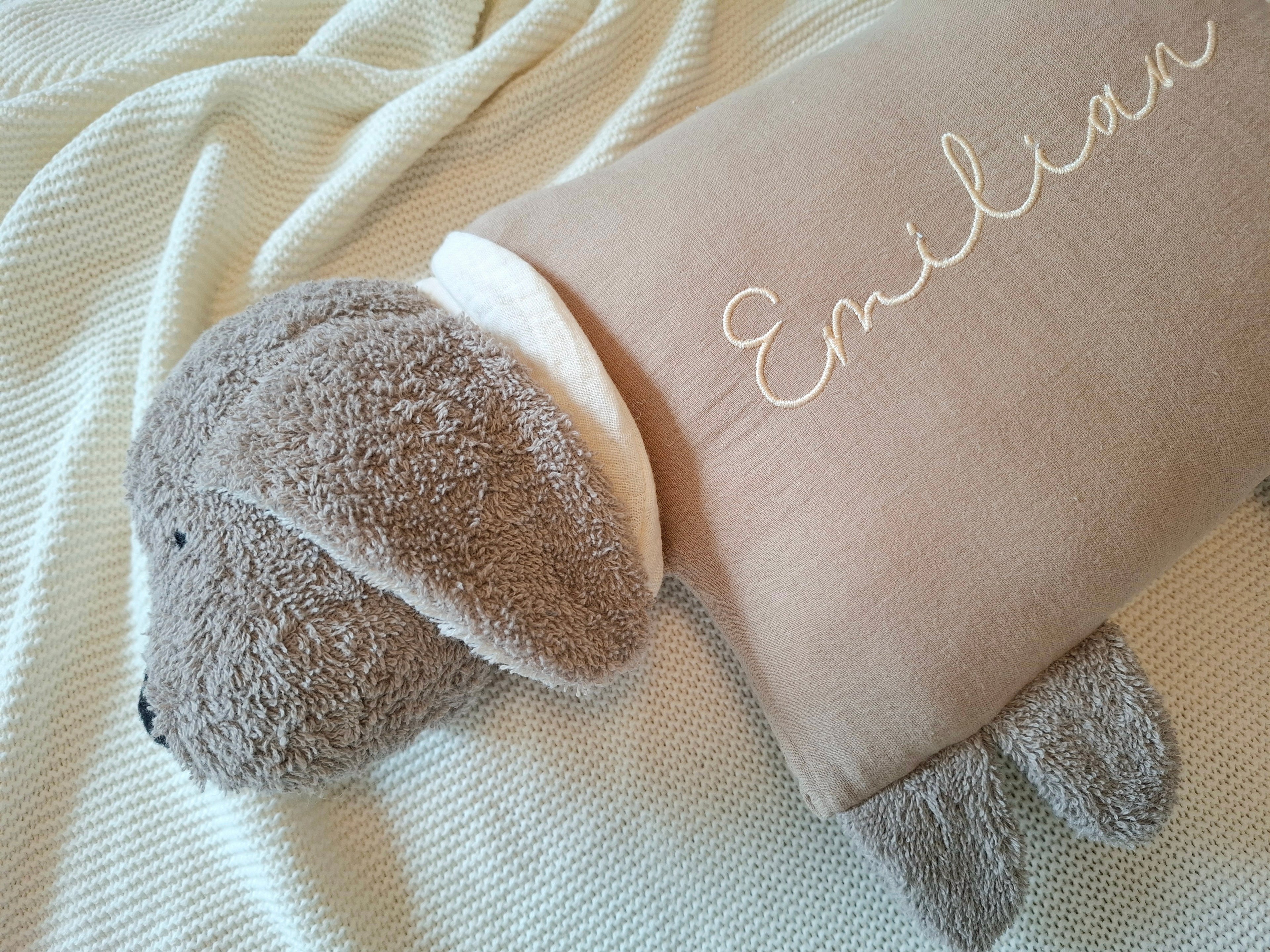 Kuschelkissen Kleiner Hund mit Halstuch in taupe dunkel mit Musselin in Wunschfarbe