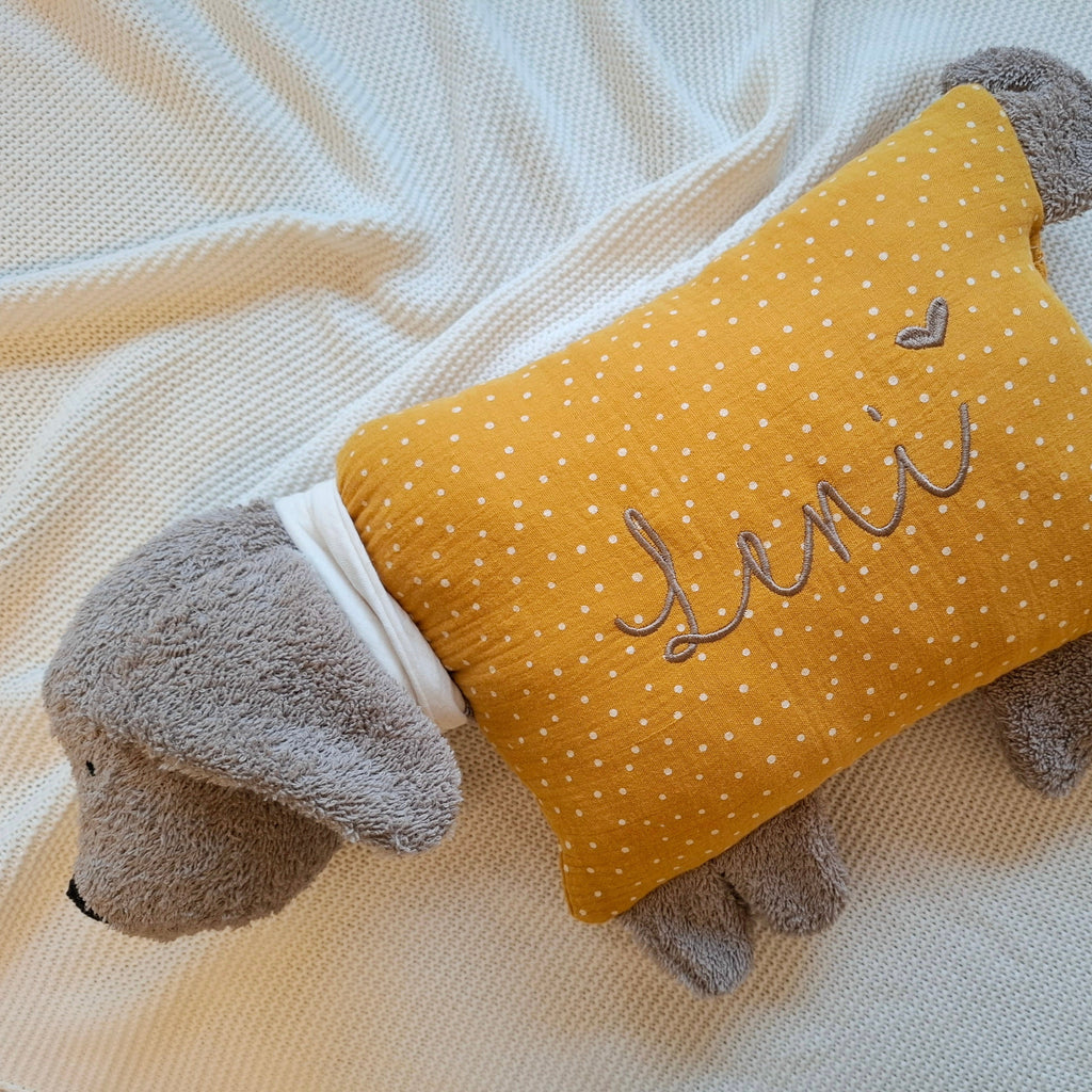 Kuschelkissen Kleiner Hund mit Halstuch in taupe dunkel mit Musselin in Wunschfarbe