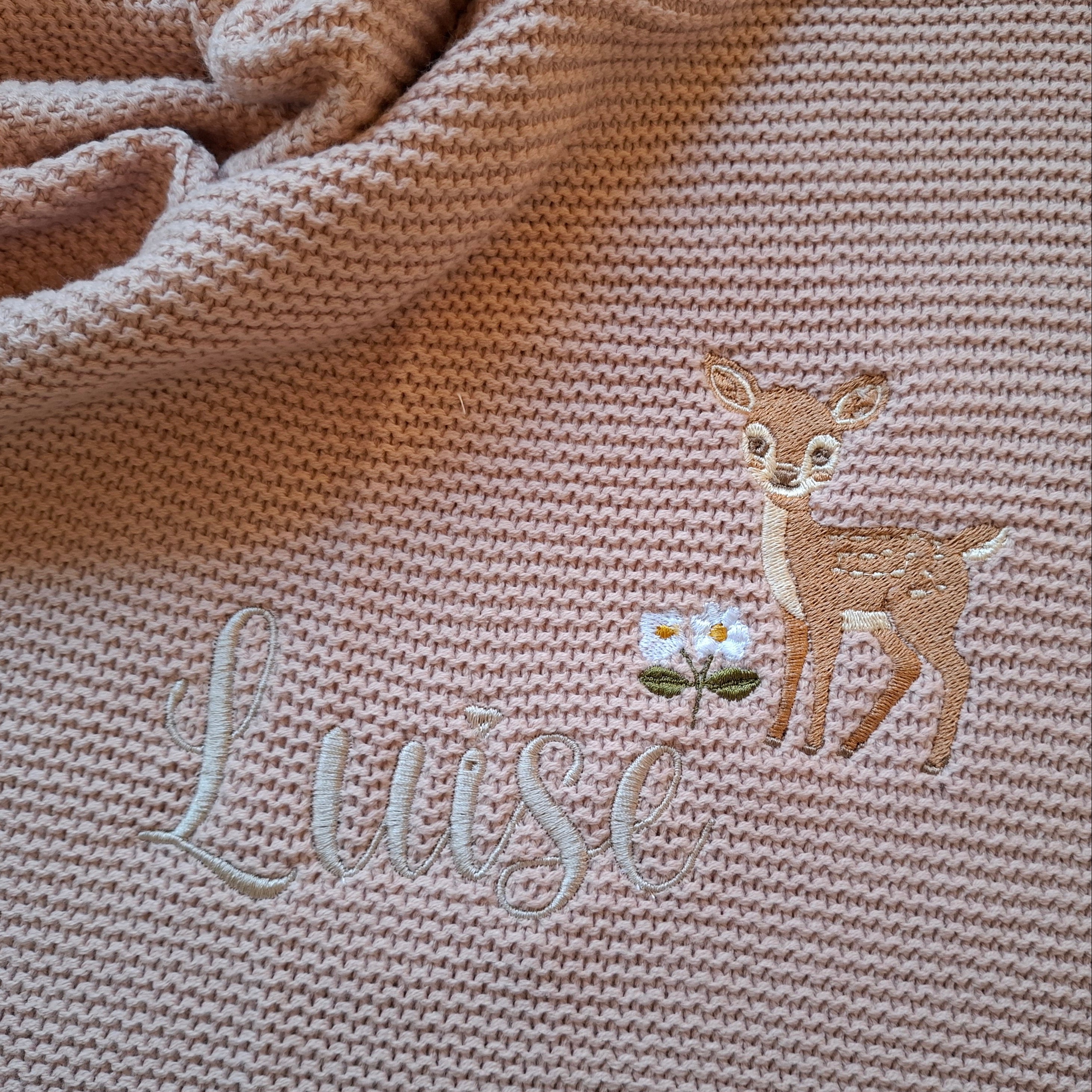 Babydecke Strick in Wunschfarbe mit kleinem Reh
