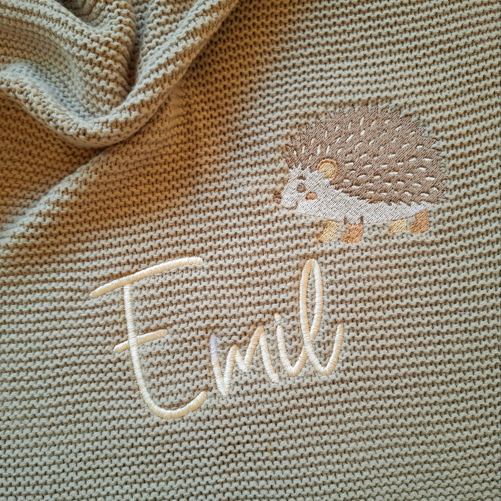 Babydecke Strick in Wunschfarbe mit kleinem Igel