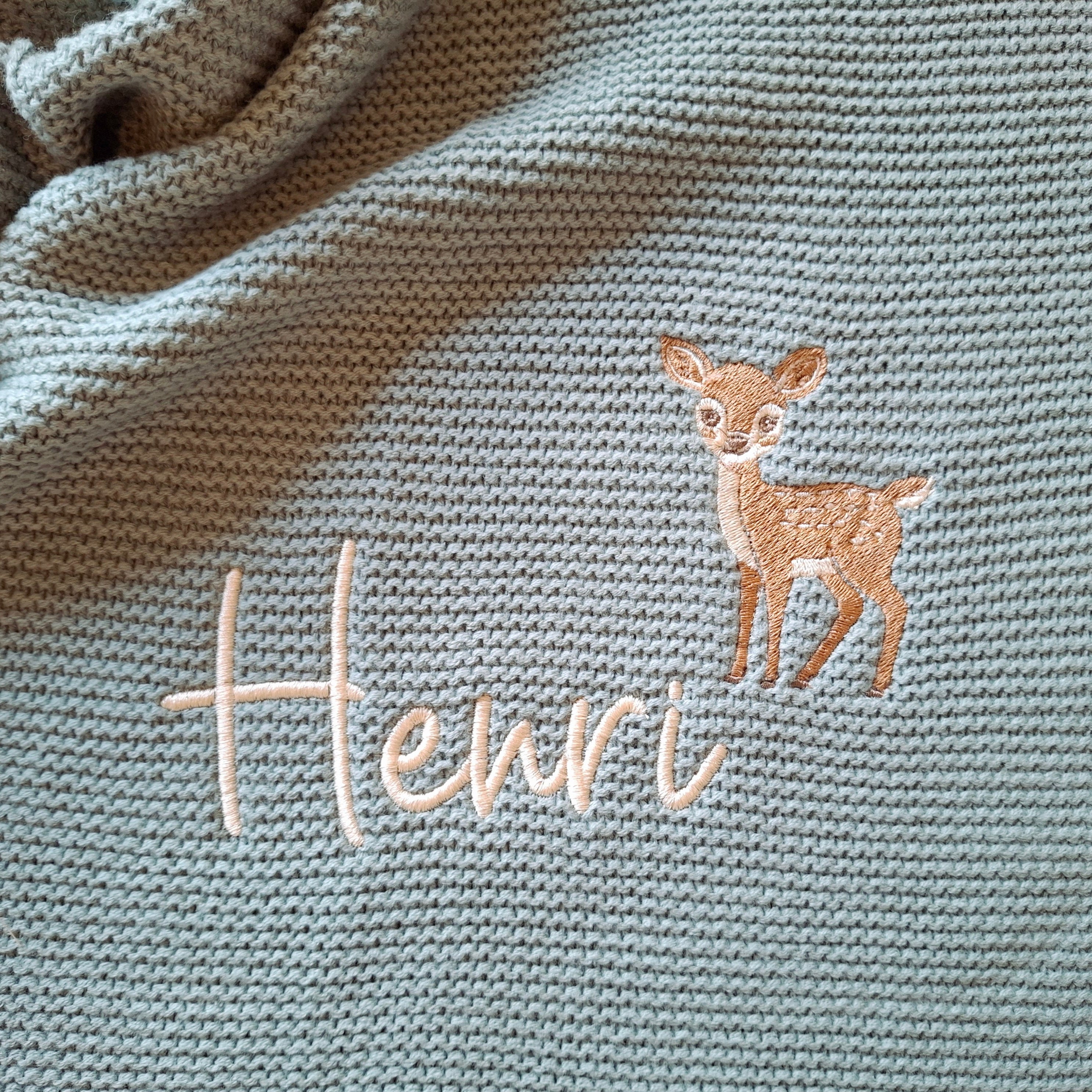 Babydecke Strick in Wunschfarbe mit kleinem Reh