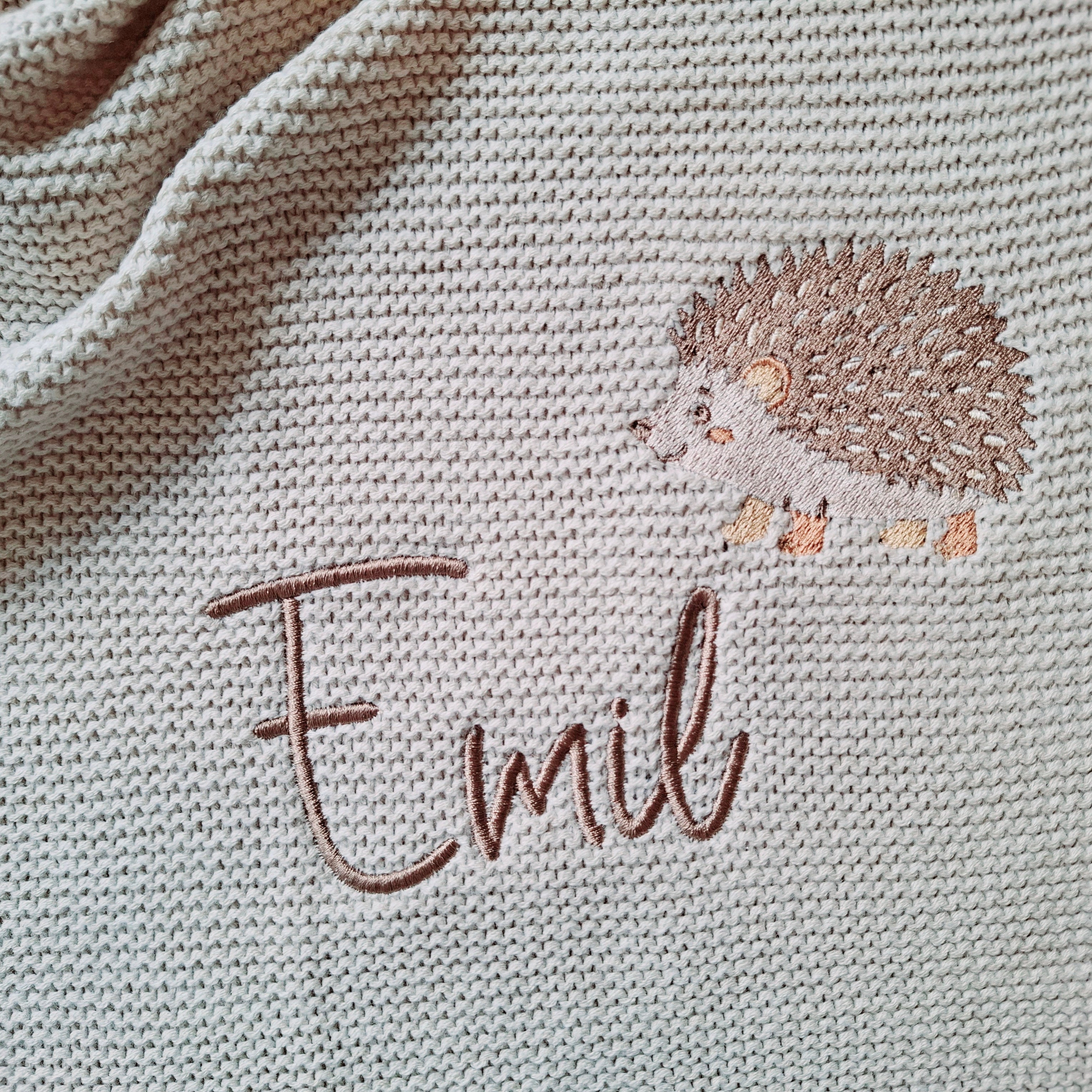 Babydecke Strick in Wunschfarbe mit kleinem Igel