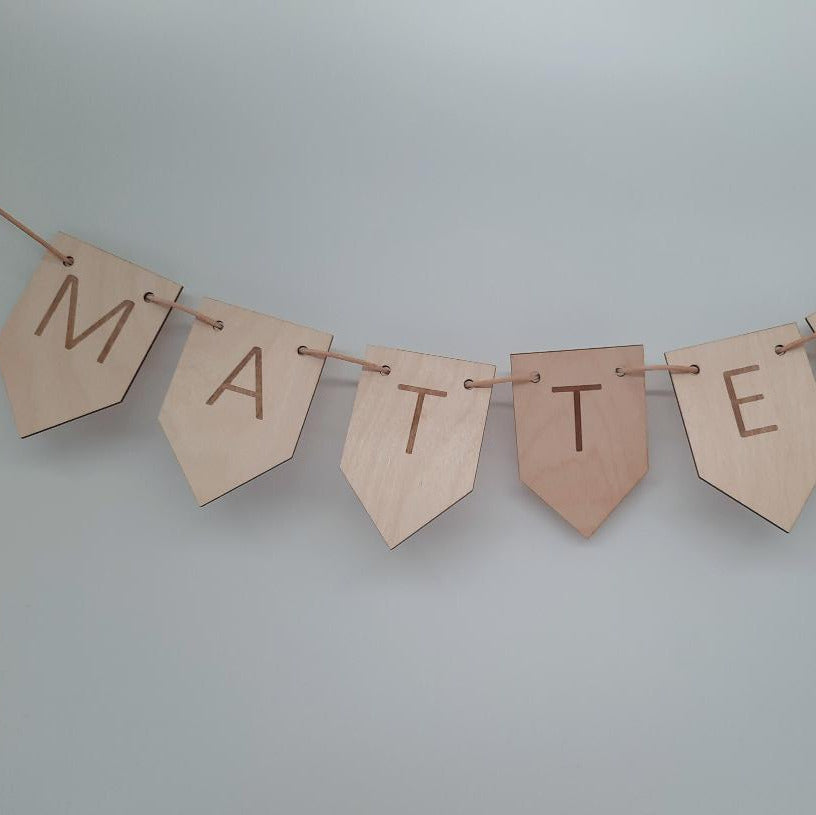 Wimpelkette aus Holz mit Namensgravur