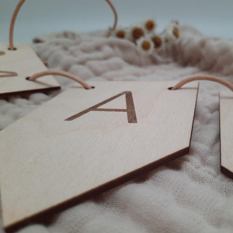 Wimpelkette aus Holz mit Namensgravur