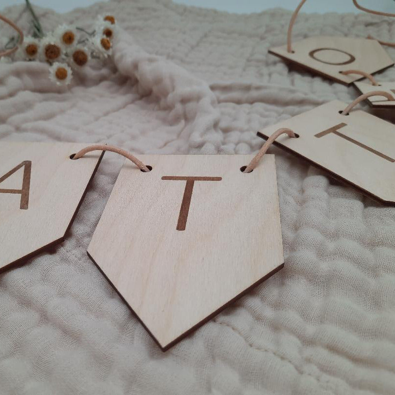 Wimpelkette aus Holz mit Namensgravur