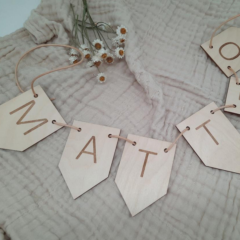 Wimpelkette aus Holz mit Namensgravur