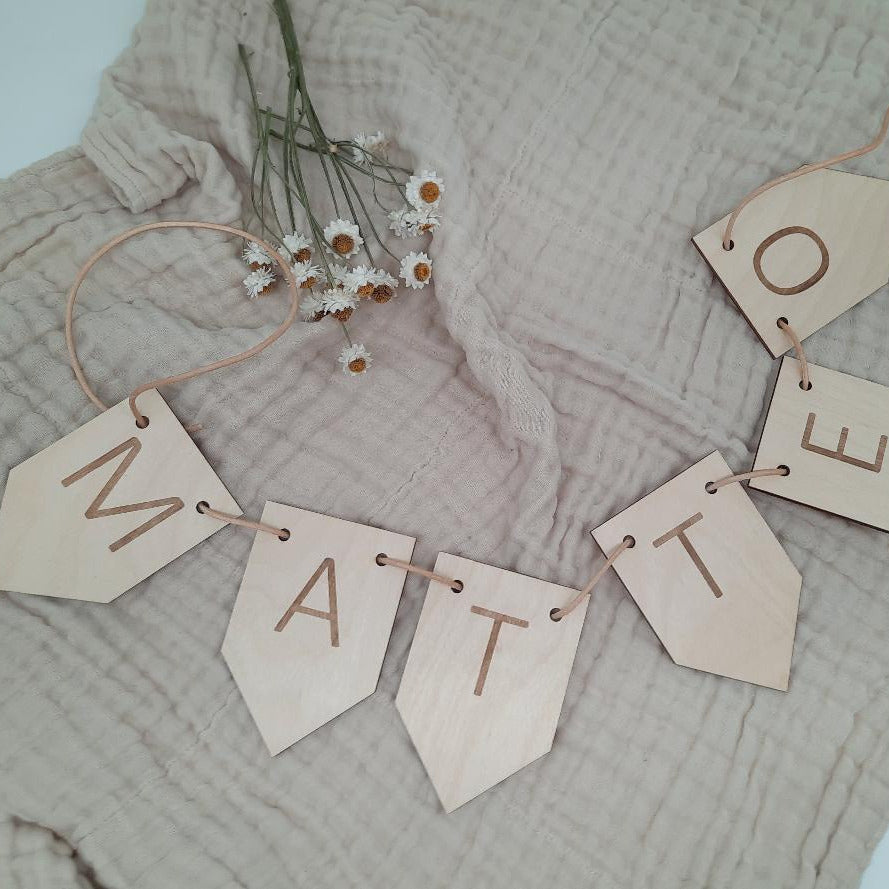 Wimpelkette aus Holz mit Namensgravur