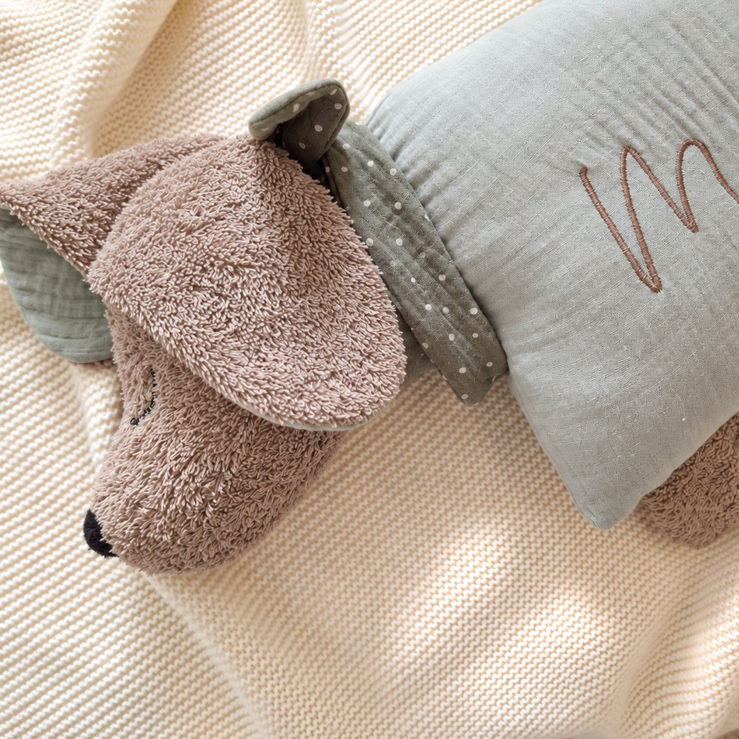 Kuschelkissen Kleiner Hund Schlappohr mit Halstuch in taupe dunkel mit Musselin in Wunschfarbe