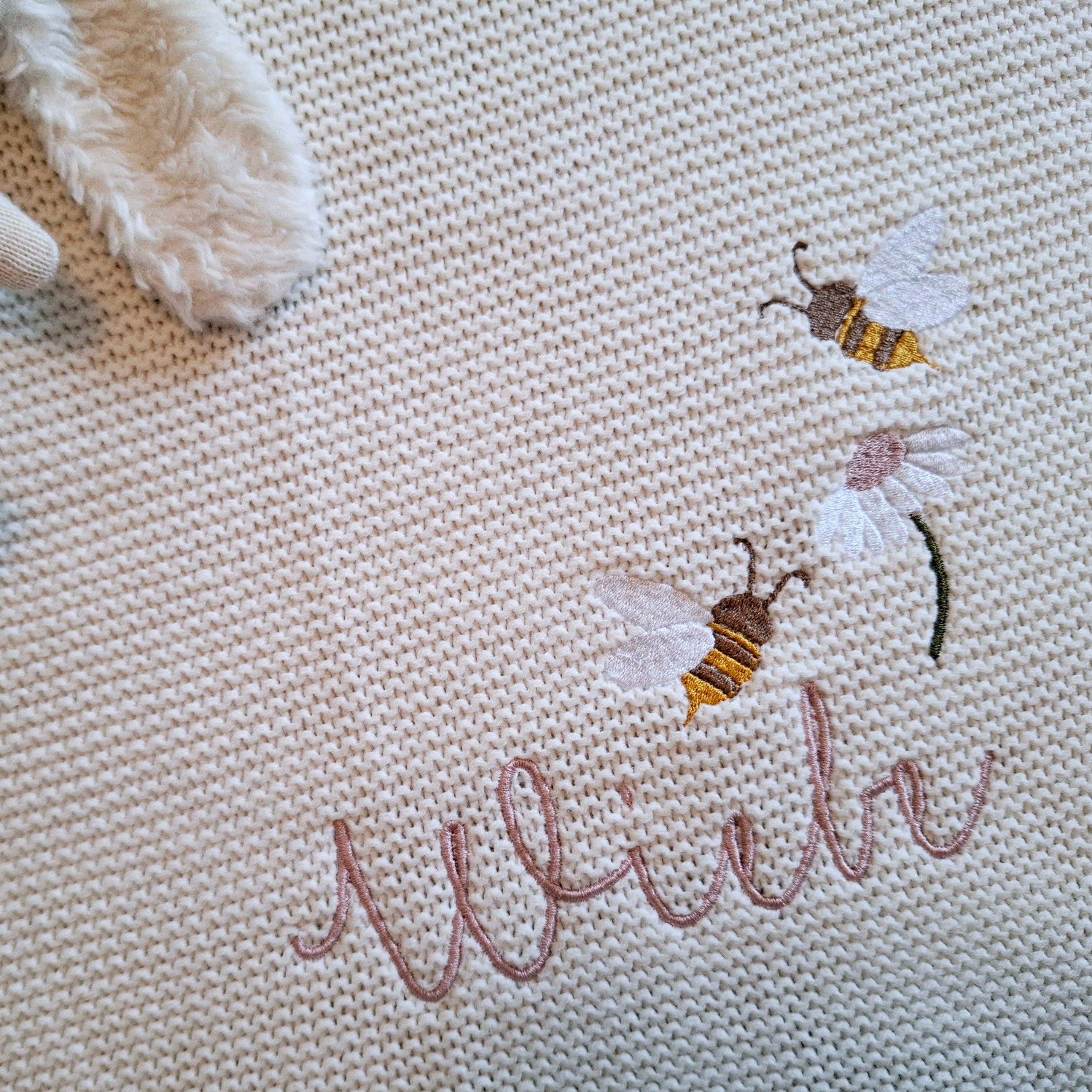 Babydecke Strick in Wunschfarbe mit Bienchen